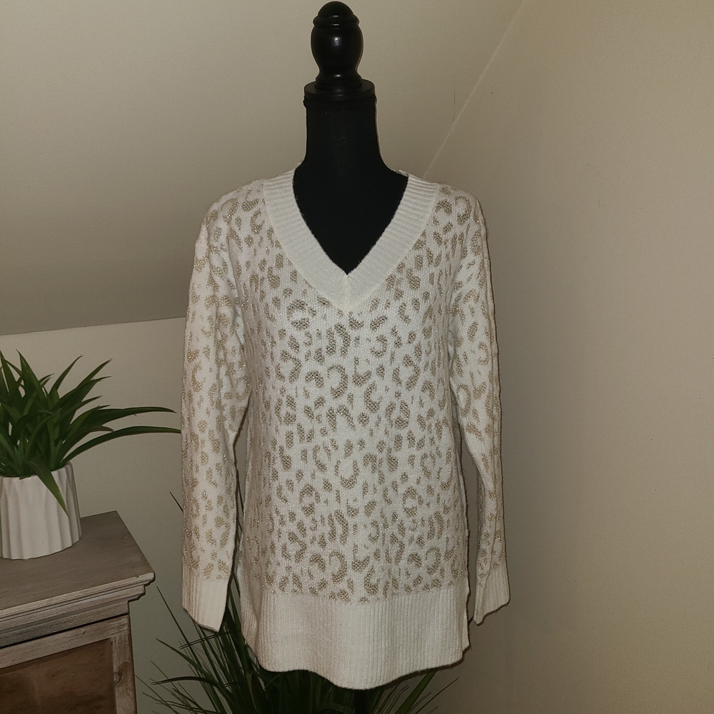 🌟Nine West Cream and Gold Leopard V-Neck Sweater
